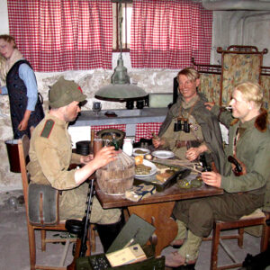 Levensechte etalagepoppen voor militaria-verzamelaars