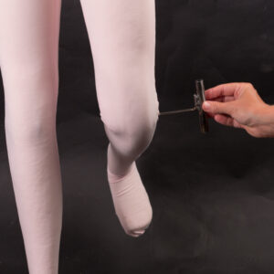 Die Knie der flexiblen Schaufensterpuppe sind arretierbar