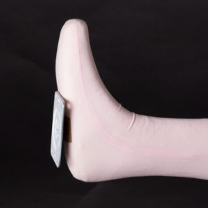 Für zusätzliche Stabilität verfügt die flexible Schaufensterpuppe über einen separaten Fußbolzen pro Fuß.