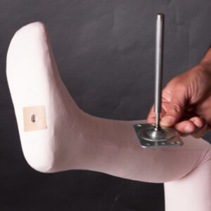 Für zusätzliche Stabilität verfügt die flexible Schaufensterpuppe über einen separaten Fußbolzen pro Fuß.