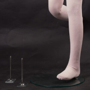 Für zusätzliche Stabilität verfügt die flexible Schaufensterpuppe über einen separaten Fußbolzen pro Fuß.