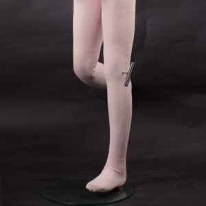 Die Knie der flexiblen Schaufensterpuppe sind arretierbar