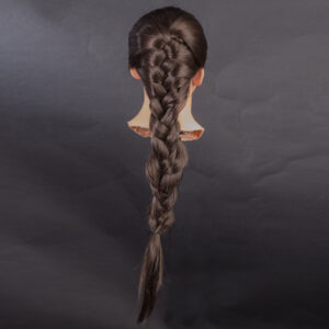 Vrouwelijk siliconen etalagepophoofd met gevlochten lang haar