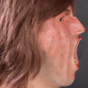 Gewonde en schreeuwende man siliconen hoofd