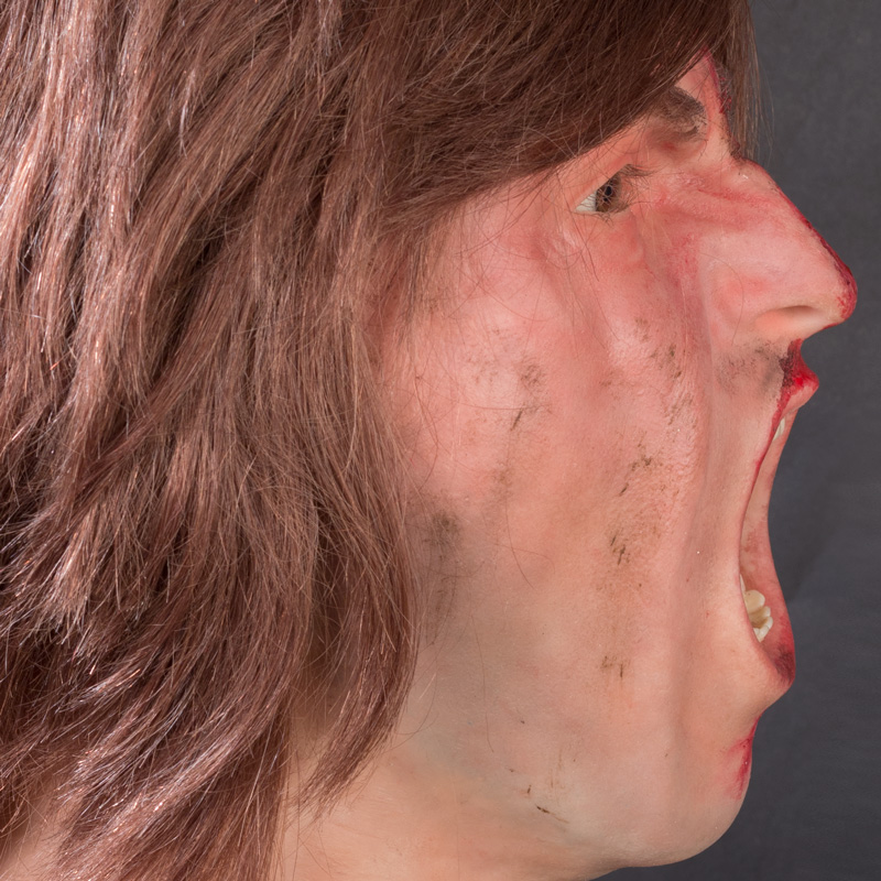 Gewonde en schreeuwende man siliconen hoofd