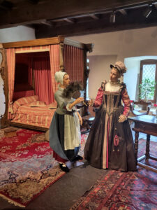 Noblewoman and maid mannequins at Vianden Castle