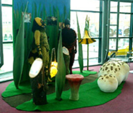 display mannequins in movie theater at Erik of het klein insectenboek / Egmond Film