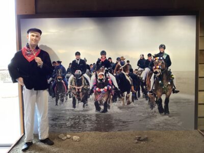 Mannequin announces the straô parade at the Goemanszorg museum farm. During the straô, riders with their decorated horses take a parade to the beach.