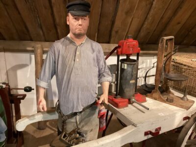 Mannequin of a craftsman at the Goemanszorg museum farm