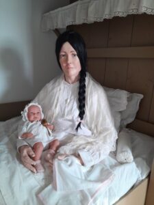 mannequins of mother and baby in box bed at Goemanszorg museum farm