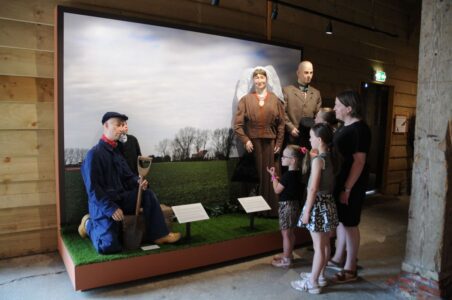 poor peasants and rich farmers mannequins