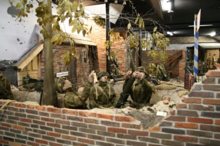 Memory Museum Nijverdal- English WW2 soldiers with mortar mannequin display