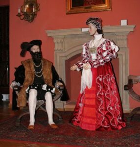 Nomina Rosae, Medieval dressed display mannequins