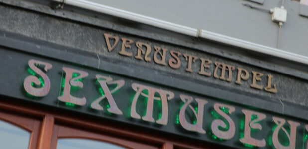 Entrance with name in bronze at Venustempel