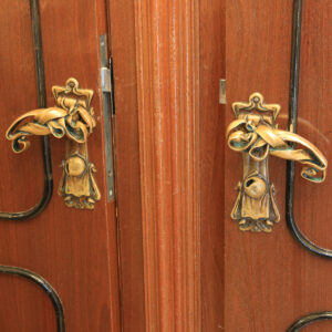 Bronze door handles at Venustempel