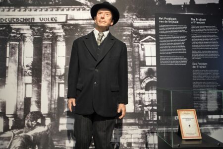 Groesbeek, interieur bevrijdingsmuseum.
Foto: Bevrijdingsmuseum/ Flip Franssen Thomas Mann look-alike display mannequin at Bevrijdingsmuseum