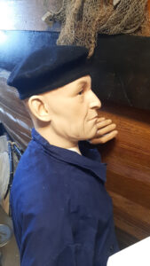 Mannequins in Volendammer costumes depicting fishermen's life Mannequins in Volendammer costumes depicting fishermen's life