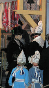 Mannequins in Volendammer costumes depicting fishermen's life Mannequins in Volendammer costumes depicting fishermen's life