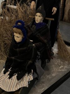 Traditionally dressed Volendam children's mannequins on the sleigh in Volendam Traditionally dressed Volendam children's mannequins on the sleigh in Volendam